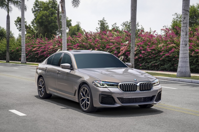 530i-m-sport-4-063125_186.jpg Hai phiên bản BMW 520i M Sport và BMW 530i M Sport được trang bị cụm đèn pha công nghệ BMW Laserlight siêu sáng.