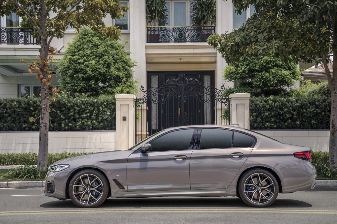 530i-m-sport-5-063126_251.jpg Động cơ của BMW 5 Series đều liên kết với hộp số Steptronic 8 cấp.