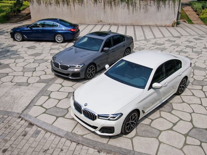bmw-5-series-moi-063128_598.jpg BMW 5 Series mới gồm 3 phiên bản BMW 520i Luxury Line, 520i M Sport và phiên bản 530i M Sport cao cấp.