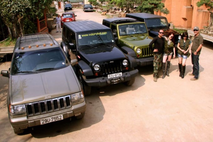6-122826_481.jpg Những thành viên chơi xe Jeep mui kín vào năm 2009.
