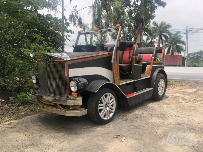img_0139-131121_570.jpg Chiếc xe có phần cản trước và ca po màu mạ sáng giống các mẫu xe Jeepney.