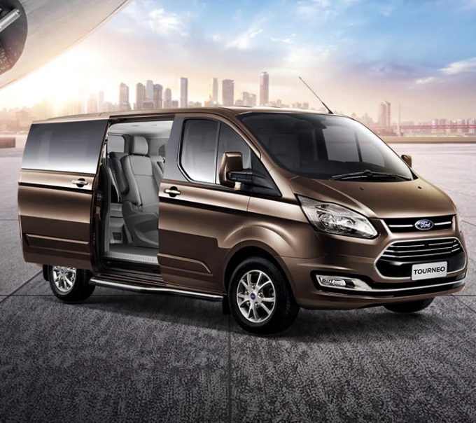 3-063101_441.jpg Ford Tourneo đang được các đại lý giảm giá để xử lý hàng tồn kho.
