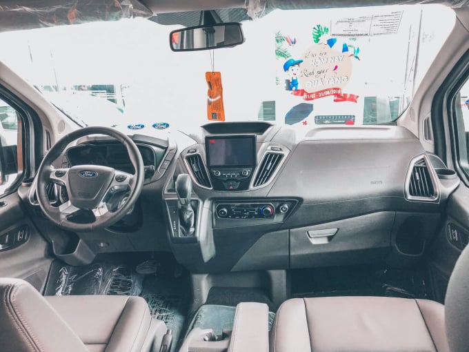6-063102_505.jpeg Nội thất không có gì đặc biệt là điểm yếu của Ford Tourneo cho việc thu hút khách hàng.