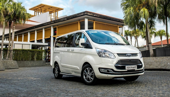 7-063103_316.jpg Ford Tourneo tại Việt Nam chỉ cung cấp duy nhất một phiên bản động cơ xăng cũng là một bất lợi.