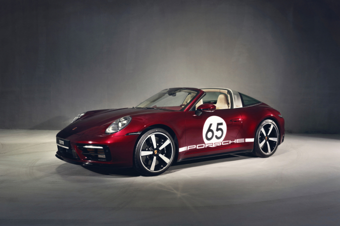 pap21_0126-121534_432.jpg Điểm đáng chú ý trên mẫu xe Porsche 911 Targa 4S Heritage Design Edition là màu sơn ngoại thất quyến rũ Cherry Metallic kết hợp với logo vàng.