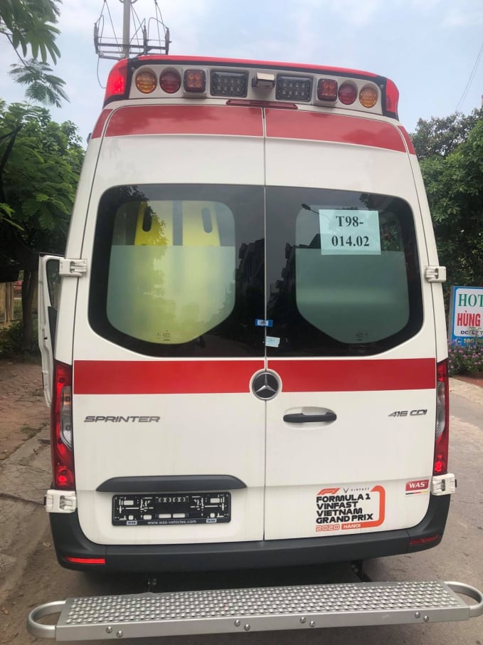 190024697_380007630116850_7990701130856617842_n-152911_354.jpg Xe được trang bị còi ủ và hệ thống đèn tín hiệu khẩn cấp xung quanh xe.