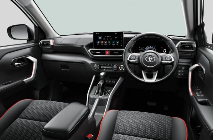 6-131232_860.jpg Phần nội thất, Raize được trang bị màn hình giải trí 9 inch, hỗ trợ Apple CarPlay/Android Auto.