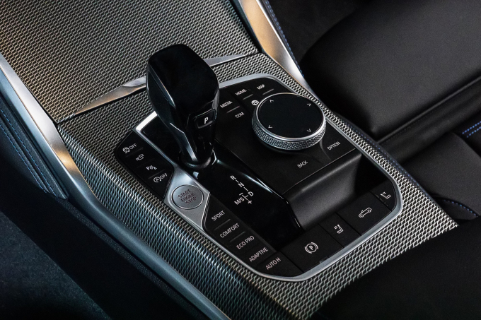 khu-vuc-num-xoay-idrive-060711_538.jpg Xe được thiết kế núm xoay iDrive.