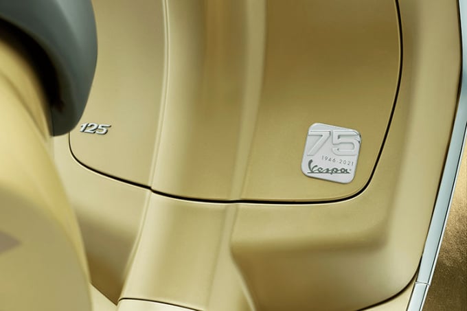 nn5-062122_672.jpg Logo của phien bản kỷ niệm 75 năm được dập cứng và gắn vào xe.
