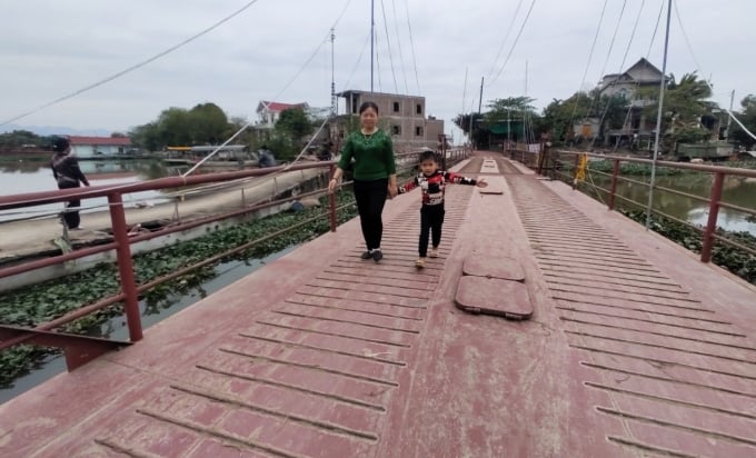ninh-binh-va-noi-buc-xuc-cau-moi-cau-cu-2019_20200210_605.jpg Người dân vui mừng vì được đi trên cây cầu mới.