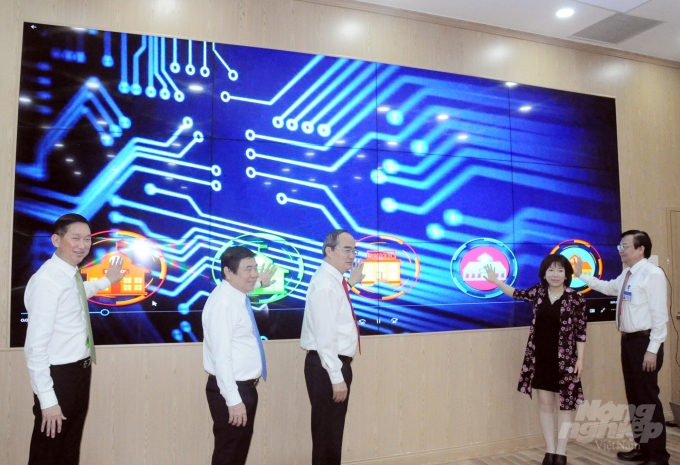 Lãnh đạo TP.HCM, Sở GD-ĐT TP.HCM cùng ấn nút ra mắt Mô hình Trung tâm điều hành giáo dục thông minh.