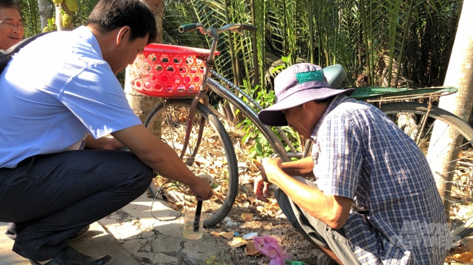 watermark_han-man-khoc-liet-thue-sa-lan-cho-nuoc-ngot-cuu-vuon-cay-1630_20200220_170.jpg Nhà vườn đem mẫu nước tại kênh trong vườn nhà mình đến nhờ đoàn bác sĩ cây trồng đo độ mặn. Ảnh: Minh Sáng.