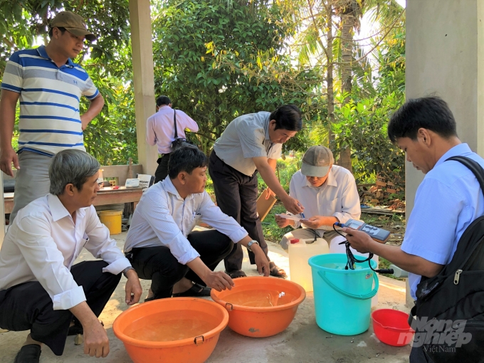 watermark_han-man-khoc-liet-thue-sa-lan-cho-nuoc-ngot-cuu-vuon-cay-1630_20200220_27.jpg Đo độ mặn giúp nhà vườn chủ động kiểm soát nguồn nước tưới vườn cây. Ảnh: Minh Sáng.