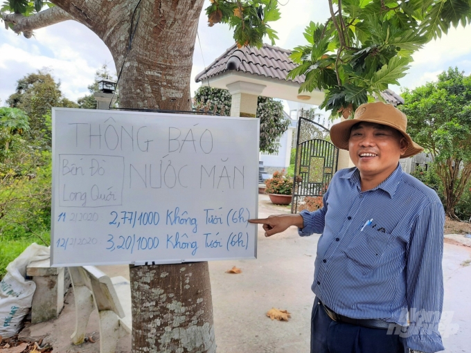 watermark_han-man-khoc-liet-thue-sa-lan-cho-nuoc-ngot-cuu-vuon-cay-1630_20200220_894.jpg Những bảng thông tin độ mặn xâm nhập được người dân treo để tự nhắc nhở nhau. Ảnh: Minh Sáng. TS. Lê Quốc Điền, Bác sĩ Bệnh viện cây trồng: