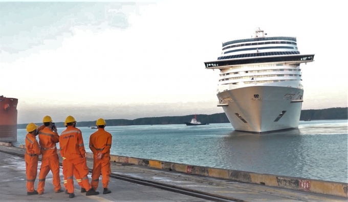 du-thuyen-5-sao-msc-splendida-den-ba-ria-vung-tau-1300_20200222_343.jpg Du thuyền 5 sao MSC Splendida cập cảng ODA Thị Vải - Phú Mỹ (TX.Phú Mỹ- tỉnh Bà Rịa Vũng Tàu). Ảnh: Minh Sáng.