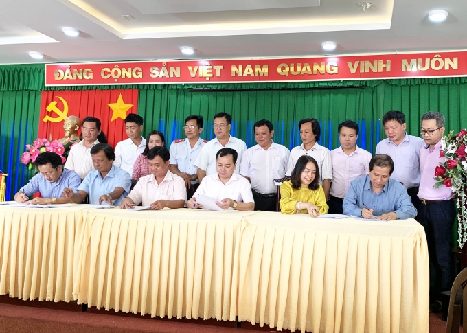 Lãnh đạo Tổng Cục Thủy sản cùng các bên tham gia ký kết thỏa thuận thực hiện chương trình. Ảnh: HĐ.