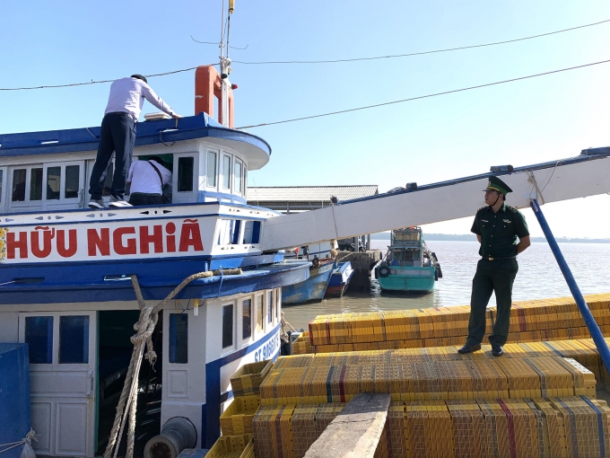 Kiểm tra tàu được trang bị, lắp đặt đầỳ đủ bộ phận trang thiết bị giám sát hành trình. ảnh: Hữu Đức