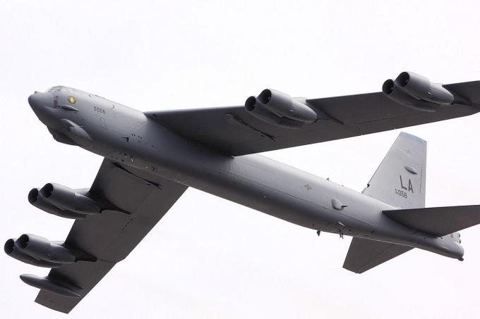 1200px-b52_-_riat_2009_4153427377-0648_20200225_417.jpg Máy bay B-52 bay biểu diễn trong một hội chợ hàng không ở Ả rập Xê út.