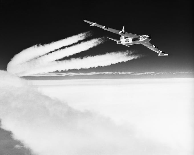 boeing-b-52-bomber-flies-above-the-clouds-with-contrails-news-photo-1578946019-0649_20200225_449.jpg Nó có thể mang rất nhiều nhiên liệu và vũ khí.