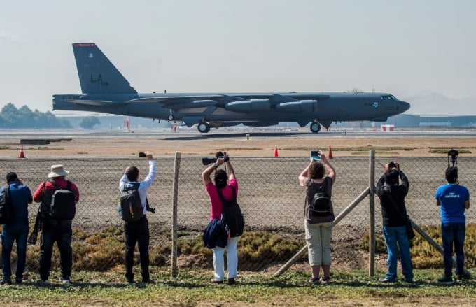 people-take-pictures-of-a-boeing-b-52-stratofortress-during-news-photo-1579033827-0650_20200225_760.jpg Trải qua hơn nửa thế kỷ, máy bay B-52 vẫn được tin dùng.