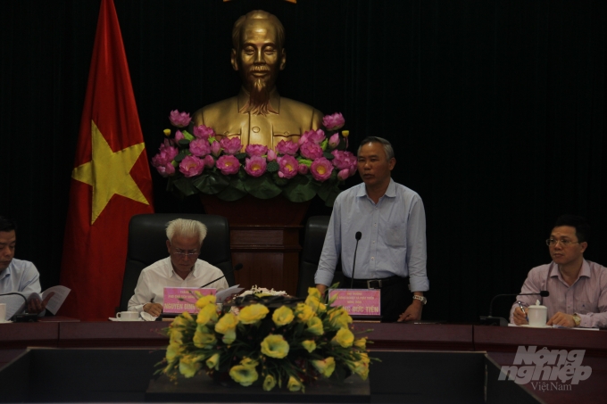 Ông Phùng Đức Tiến - Thứ trưởng Bộ NN-PTNT yêu cầu Hải Phòng rà soát và chỉ đạo chặt chẽ hơn nữa việc tiêm vắc xin cho đàn gia cầm. Ảnh: Đinh Mười.