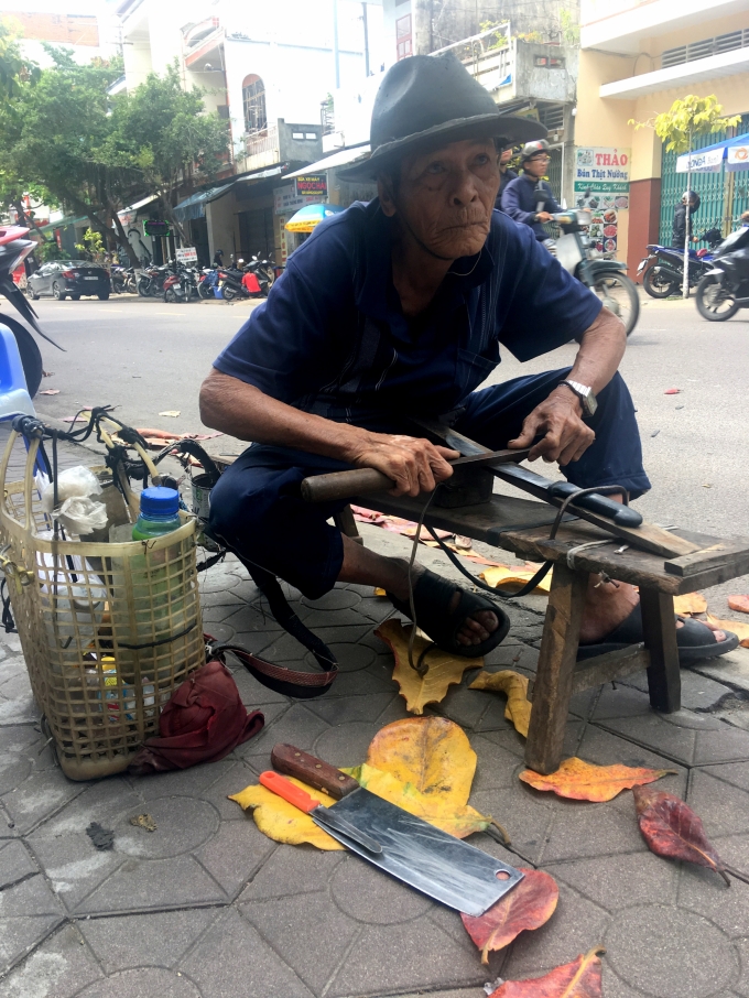 a3-1358_20200302_753.jpg Trước khi mài, ông Tứ giũa lưỡi dao cho mỏng. Ảnh: Đình Thung.
