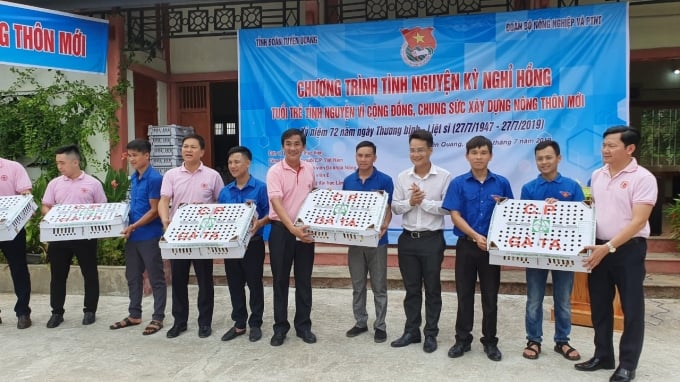 Đoàn Thanh niên Bộ NN-PTNT phối hợp với Tỉnh đoàn Tuyên Quang trao gà giống cho các mô hình thanh niên khó khăn làm kinh tế năm 2019. Ảnh: Đoàn TN Bộ NN-PTNT. 