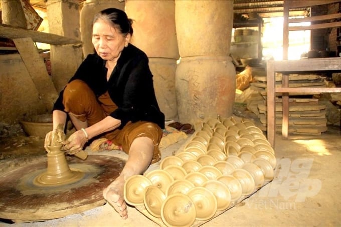 watermark_a1-1045_20200309_486.jpg Khi ngồi vào bàn xoay trông bà Lợi như trẻ đi cả chục tuổi.