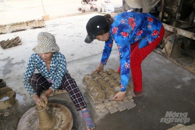 watermark_a4-1046_20200309_616.jpg Thợ trẻ nhất làng gốm Nhạn Tháp bây giờ cũng đã ngoài 50 tuổi.