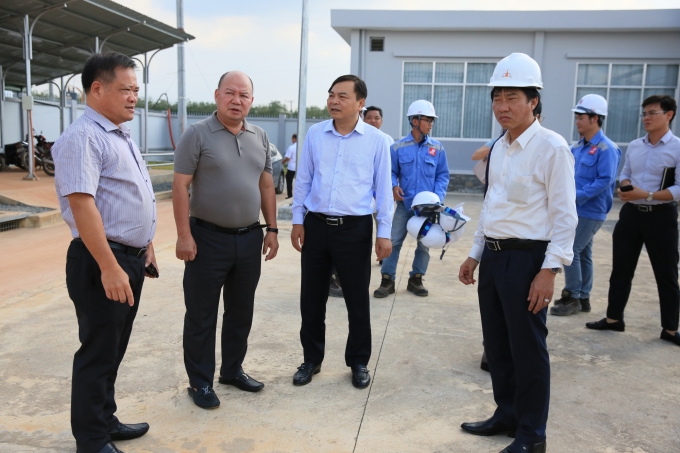 Thứ trưởng Bộ NN-PTNT Nguyễn Hoàng Hiệp (thứ 2 từ phải qua) thăm và làm việc với lãnh đạo tập đoàn Xuân Cầu và công ty Thuỷ lợi Dầu Tiếng - Phước Hòa tại vùng bán ngập hồ Dầu Tiếng. Ảnh: Hồng Thủy.