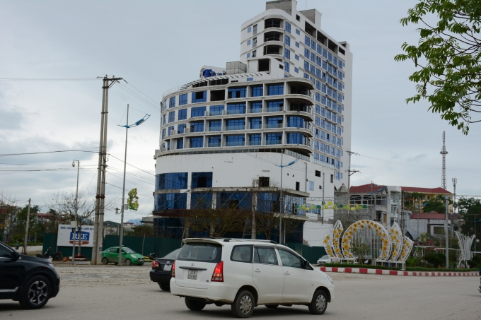 Trung tâm thương mại, dịch vụ, khách sạn, nhà hàng và tổ chức sự kiện Hoa Sen Yên Bái đang đắp chiếu. Ảnh: Thái Sinh.