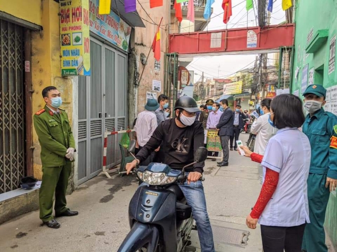 7e1916ffa1f65aa803e7-1607_20200312_644.jpg Lực lượng chức năng thực hiện các biện pháp kiểm soát dịch bệnh tại khu vực ngõ 132 đường An Đà. Ảnh: Đinh Mười.