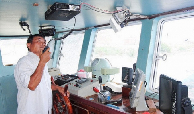 nam-nay-binh-dinh-se-phu-song-thiet-bi-giam-sat-hanh-trinh-tau-ca-1426_20200219_165.jpg Ngư dân kiểm tra thiết bị giám sát hành trình đã được lắp đặt trên tàu cá của mình.