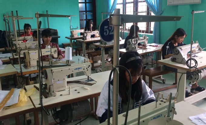 07423496hoc_sinh_nguoi_dan_toc_van_kieu_o_huyen_le_thuy_duoc_dao_tao_nghe_may-074234.jpg Học sinh người dân tộc Vân Kiều được đòa tạo nghề may.