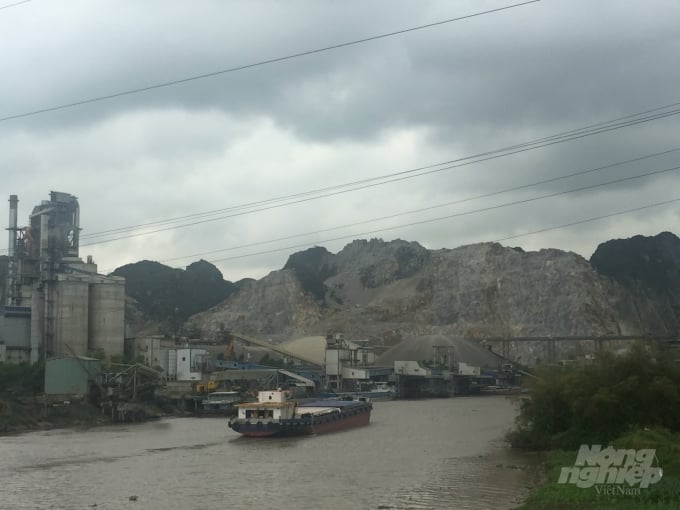 watermark_xi-mang-xuan-thanh-khai-thac-da-set-khong-phep-0957_20200311_83.jpg Người dân cho rằng, doanh nghiệp khai thác đá sét trước khi được cấp phép tới 5 năm. Ảnh: Thu Quỳnh.