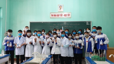1612372386870109_1133294293680507_5103447898234814464_n-161237.jpg Thầy, trò trường THPT Trần Nhân Tông pha chế thành công dung dịch rửa tay khô, sát khuẩn phòng chống dịch Covid 19.