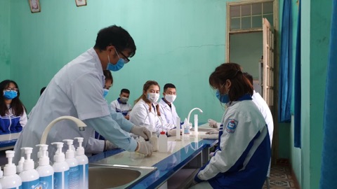 1612385487020059_543871236249111_6106865993609379840_n-161238.jpg Thầy Hồ Văn Hải hướng dẫn học sinh điều chế dung dịch rửa tay khô theo công thức của WHO.