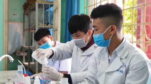 1612396889252624_556647341917583_8265932481211924480_n-161239.jpg Các em học sinh đang tập pha chế hóa chất để điều chế dung dịch nước rửa tay