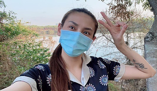 cach-ly-vo-hoang-yen-1584751704-9081-1584752373-1515_20200323_478.jpg Siêu mẫu Võ Hoàng Yến tỏ ra lạc quan ở khu cách ly tập trung. Ảnh: FBNV.