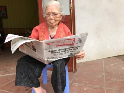 0907175990938136_501426690542321_1684313318237405184_n-090717.jpg Cụ Doãn mắt còn khá tinh tường, hàng ngày cụ vẫn đọc báo, xem ti vi.