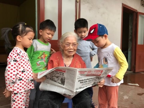 0907186190973282_1288502628019456_680391912825290752_n-090718.jpg Mỗi buổi chiều, các chắt quây quần bên cụ để được nghe cụ đọc báo, ngâm thơ.