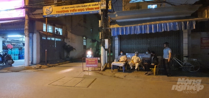 Dù tuổi cao, sức yếu và được khuyến cáo hạn chế đi ra khỏi nhà nhưng nhiều 'cụ' sẵn sàng 'trực chiến', quyết tâm cùng cả nước ngăn chặn dịch bệnh. Ảnh: Đinh Mười.