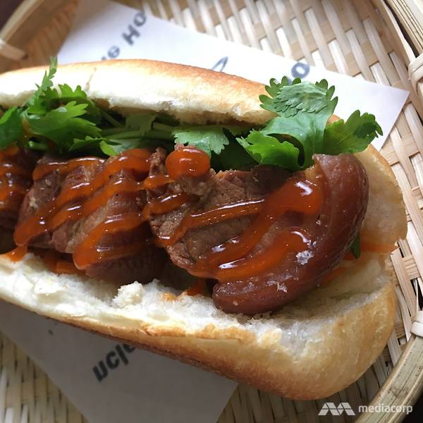 Bánh mì thịt lợn caramen. Ảnh: Denise Tan.