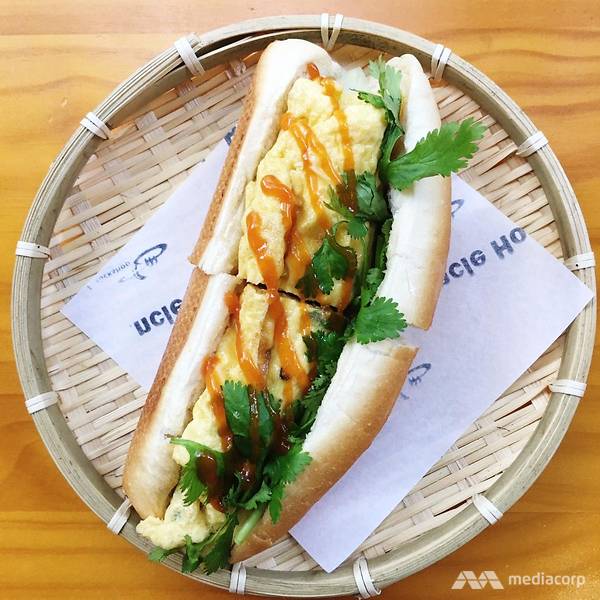 Janet còn có món bánh mì trứng hành đầy hấp dẫn, giá 7,90 đô la Singapore (khoảng 130.000 đồng). Ảnh: Shermay Lee.