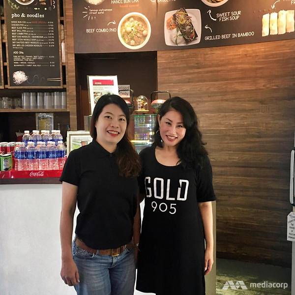 Denise Tan (phải) với bà chủ Tuckshop Janet Tan. Ảnh: Denise Tan.