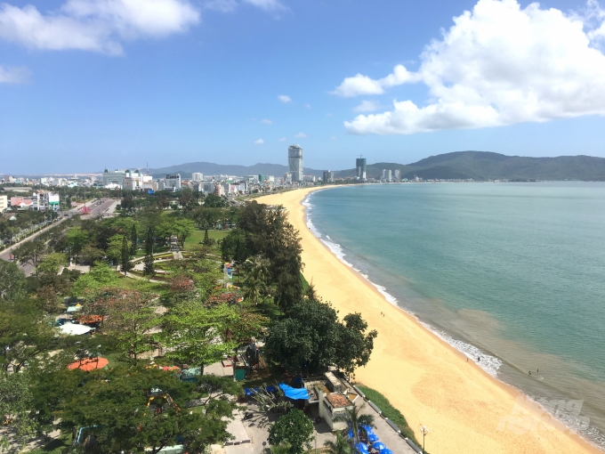 Bãi biển Quy Nhơn vốn đông nghịt mỗi buổi chiều giờ cũng vắng hoe. Ảnh: Vũ Đình Thung.