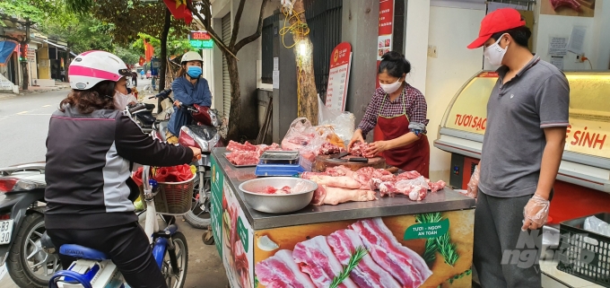 Trong thời gian thực hiện cách ly, chợ và các cửa hàng cung cấp lương thực, thực phẩm sẽ duy trì hoạt động bình thường. Ảnh: Đinh Mười.