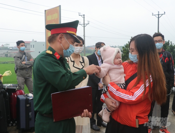 Lãnh đạo Bộ CHQS tỉnh Nam Định, động viên các công dân sau khi trở về địa phương cần tiếp tục tự cách ly, theo dõi tại nhà thêm 7 ngày để đảm bảo an toàn sức khỏe cho bản thân và những người trong gia đình. Ảnh: An Lãng.