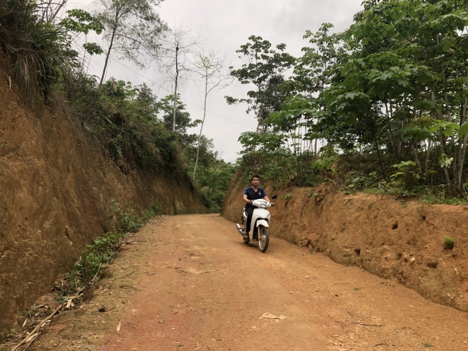 Đường bê tông vào nghĩa trang thôn Cốc Lầy - Làng Ói nhưng thực chất vẫn là đường đất. Ảnh: H.Đ.