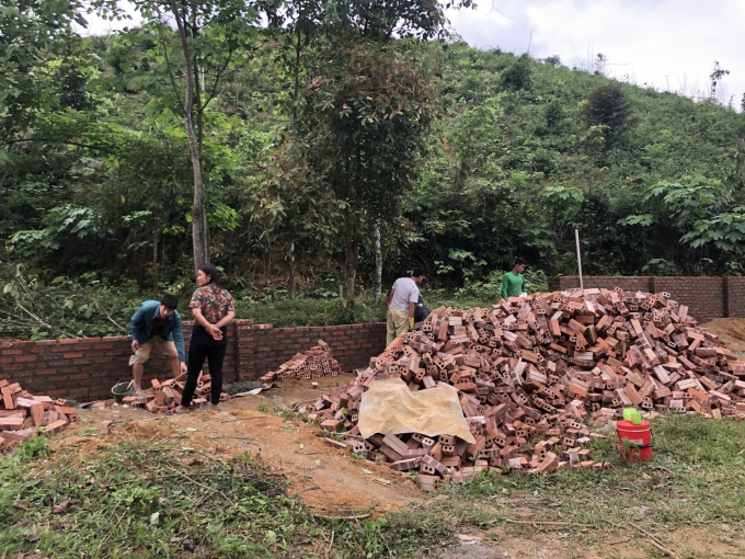 Tốp thợ xây tường nghĩa trang Cốc Lầy - Làng Ói. Ảnh: H.Đ.